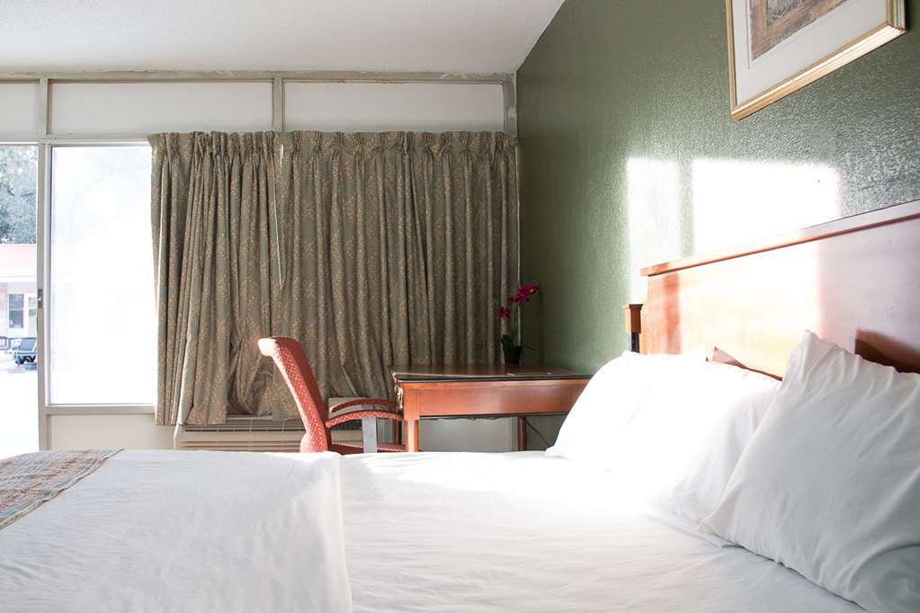 Cocomo Inn & Suites Мълтри Стая снимка